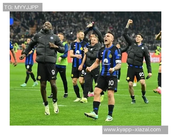 国米主场球迷为J马丁内斯加油助威助其走出车祸阴影重返赛场 国米主场球迷为J马丁内斯加油助威助其走出车祸阴影重返赛场